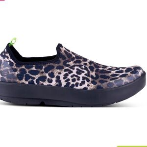 Oofos women’s OOmg EeZee LTD slip on sneakers size 9